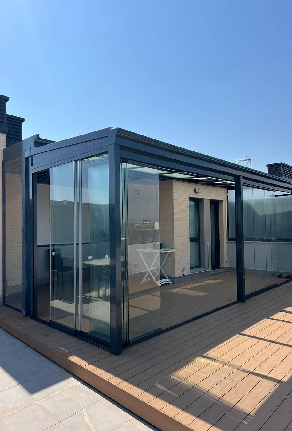 Galería de cerramientos realizados con paneles de cristal